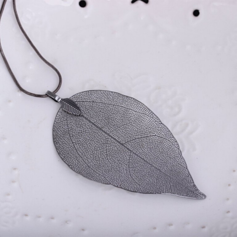 Black leaf necklace - Picture 4 of 4